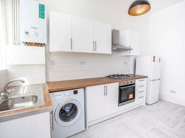 Bingley Road, London E16 2 bed semi detached house to rent £1,950 pcm £450 pw