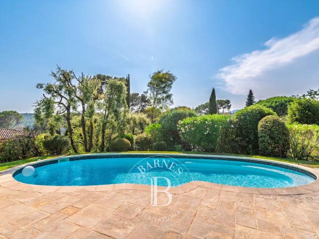 BIOT Bois Fleuri Villa au calme avec piscine 309m² Valbonne