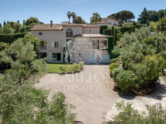 Biot – Élégante propriété au sein d’un domaine privé sécuris. 313m² Biot