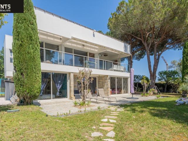 BIOT / VILLENEUVE LOUBET Nestled within an exclusive priva. 185m² Villeneuve Loubet