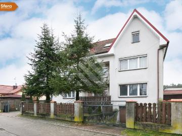 Dwurodzinny dom z wynajętym budynkiem gospodarczych 416 m2