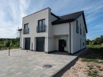 Przestronny dom bliźniak z kominkiem i garażem 140m2