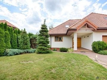Przestronny dom 220 m² z ogrodem i garażem w Wygodzie