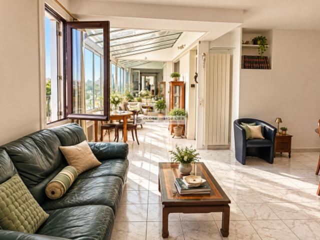 BIARRITZ ENTRE LES HALLES ET BEAURIVAGE, T3/4 86m² AVEC TERRASSE, APERÇU OCÉAN ET GARAGE. CAVE