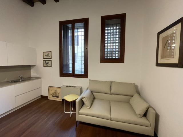 BICAMERE RISTRUTTURATO E ARREDATO IN CENTRO STORICO A VICENZA