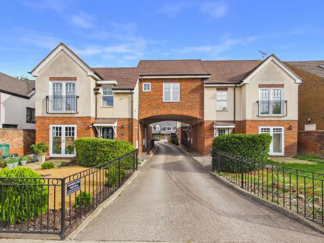 Bicester Road, Aylesbury, Buckinghamshire HP19, 2 bed flat to rent, £1,500 pcm | PrimeLocation