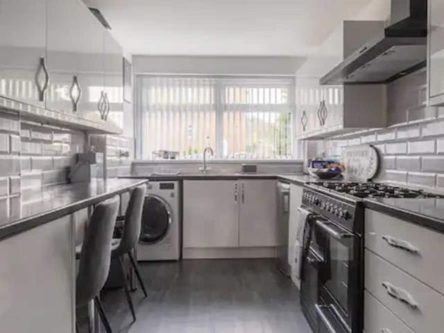 Bickenhill and Marston Green, B37 7GT, United Kingdom | 5 bed house for rent #97282263 | Rentberry