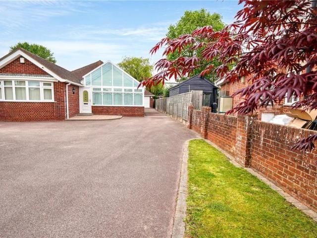 Bickerley Road, Ringwood, Hampshire. 2 bed bungalow to rent £2,000 pcm £462 pw