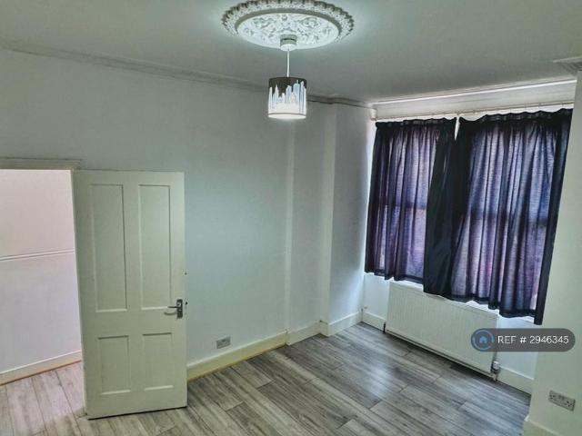 Bickley St, London, SW17 2 bed flat to rent £2,250 pcm £519 pw