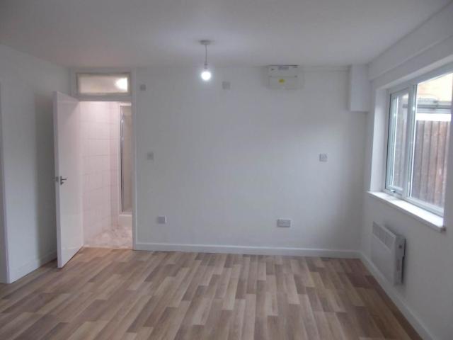 Bicknell Croft, Birmingham B14, 2 bed flat to rent, £800 pcm | PrimeLocation