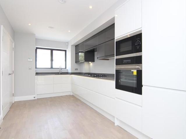 Bideford Avenue, Perivale UB6 3 bed flat to rent £3,100 pcm £715 pw