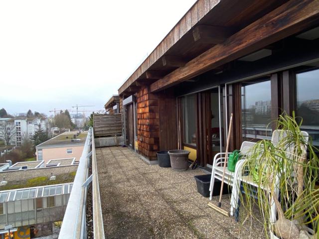 Bietigheim: geräumige, lichtdurchflutete Dachterrassen Wohnung, EBK, Aufzug
