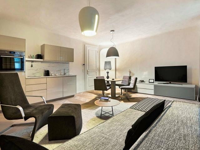 Biedermeierwohnung mit Balkon! Stylisch möbliertes 2 Zimmer Apartment in Fußgängerzone!