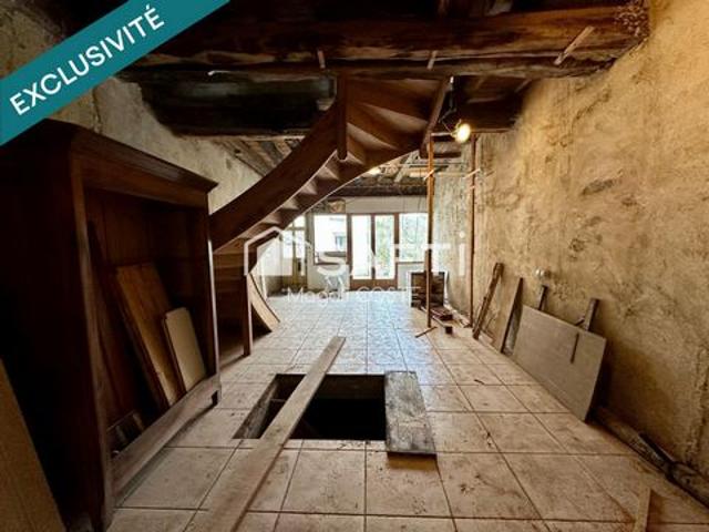 Bien atypique de plus de 350m² au cœur du village