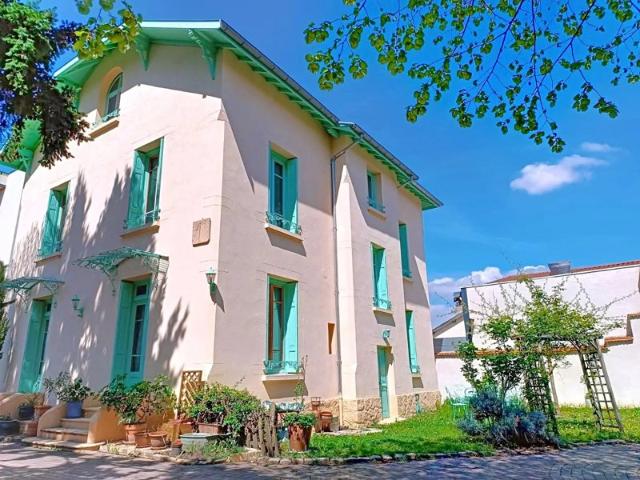 Bien d’exception à Saint Chamond: 220 m² habitables + 400 m² de dépôt