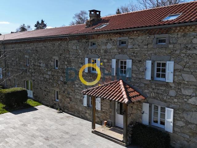 Bien de caractère avec 2 maisons et dépendances Vue dégagé