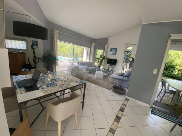 BIEN D'EXCEPTION LATTES Villa d'architecte 180M2 habitable sur 1693M2 de terrain. maison de plain pied, dans