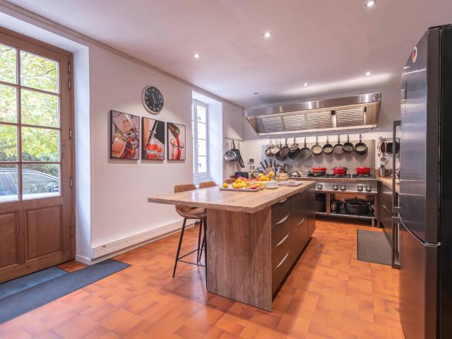 Bien En Pierre 325 M2 Opportunité Rare Possibilite Git. 325m² Créon