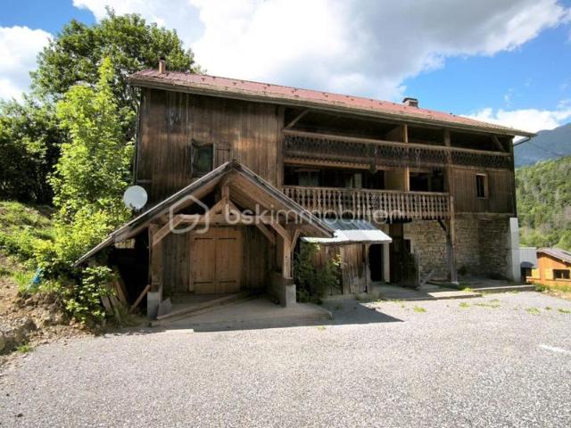 Bien rare à fort potentiel – Appartement à réhabiliter dans une ancienne ferme hameau calme avec vue montagne