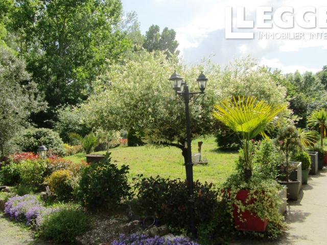 Bien rare: maison rénovée sur magnifique terrain de 8,5 hectares avec cour arborée, grange, mare et verger