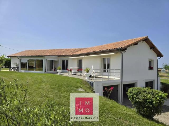 BIEN RARE: SUPERBE VILLA 212m² S/SOL 140m² CAVE 60m² 2 HECTARES PRAIRIES