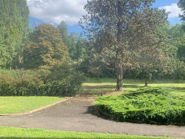 Bien situé ce studio en rdc résidence calme gardien loyer 760€ cc