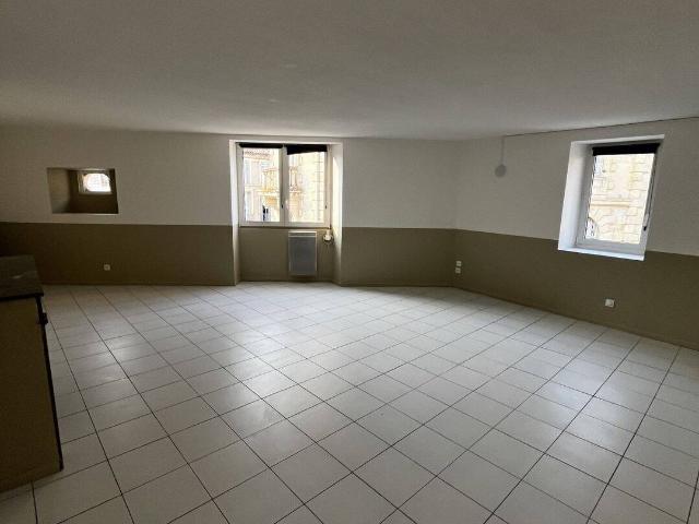 bien situé plein centre, très lumineux, spacieux, calme et bien insonorisé