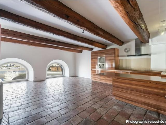 Bien unique, Vieux Port Marseille – 70 m² habitation et ou commercial