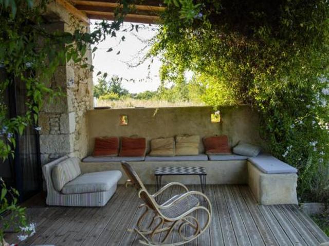Bien unique dans une position idéale ! Superbe et unique rénovation, mêlant harmonieusement les styles anciens et contemporains, au sein de cette charmante propriété avec piscine, sauna et atelier d'artiste. Pompe à chaleur et panneaux solaires