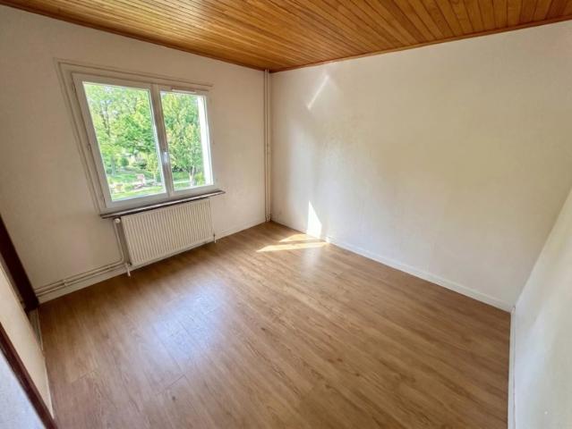 Bientôt à la vente: à deux pas du centre d'Autrans, 3 appartements T2 et T3 de 57 à 75 m² à aménager, avec jardins privatifs arborés, stationnements et jardin collectif