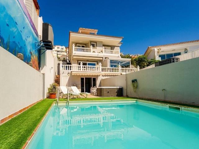 Bienvenido a esta espaciosa y bien diseñada casa adosada que. 234m² Mogán