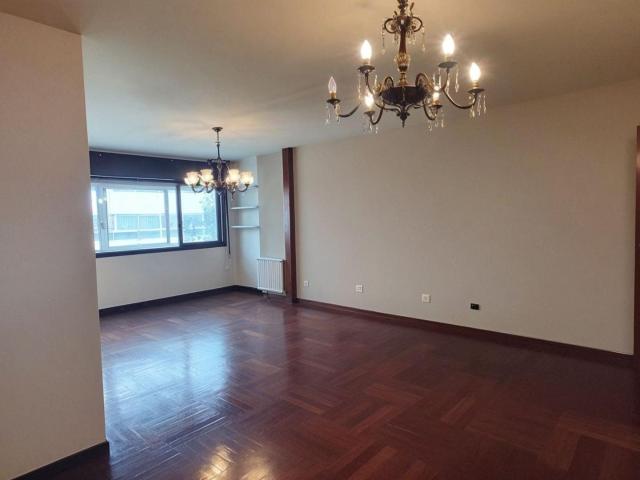 ¡Bienvenido a tu nuevo hogar! Este espectacular piso de 155. 145m² Vigo