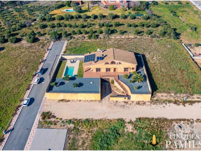 ¡Bienvenido a tu nuevo refugio! Este encantador chalet combina comodidad y funcionalidad ofrece impresionantes vistas al