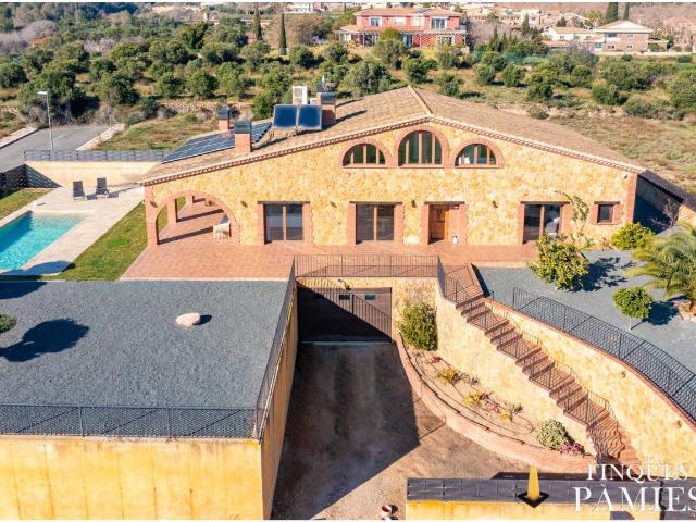 ¡Bienvenido a tu nuevo refugio! Este encantador chalet combina comodidad y funcionalidad ofrece impresionantes vistas al