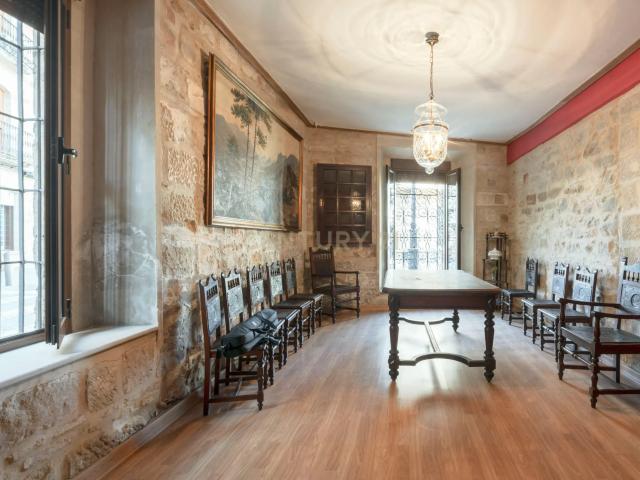 ¡Bienvenidos a esta joya arquitectónica en el corazón de Baeza!