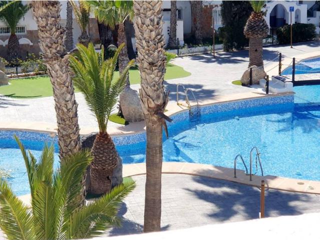 Bienvenidos a este impresionante apartamento vacacional, un oasis de tranquilidad y confort en un residencial de ensueño