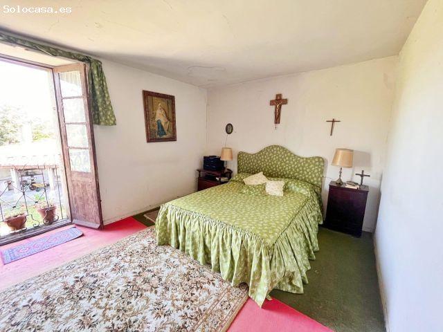 ¡Bienvenidos al hogar de tus sueños en Castanedo: donde la historia se une al calor del hogar en ca