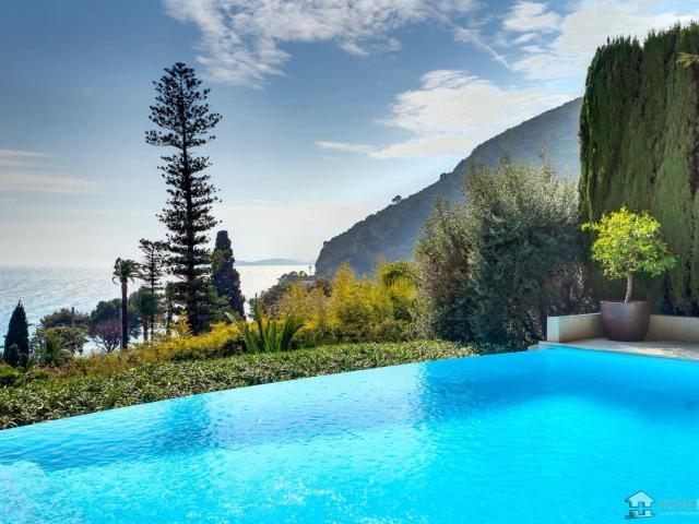 Bienvenue à Eze sur Mer, un petit village exclusif entre Nic. 559m² Eze