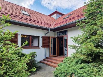 Przestronny dom z ogrodem i stodołą w Bierdzanach