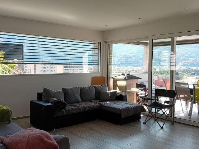 Bifamiliare con piscina privata a Sementina