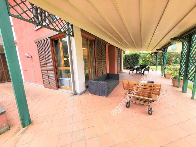 BIFAMILIARE in VENDITA a MASSA Marina di Massa di 9 vani