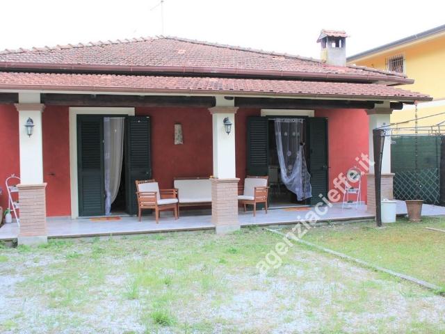 BIFAMILIARE in VENDITA a MASSA Ronchi di 4 vani