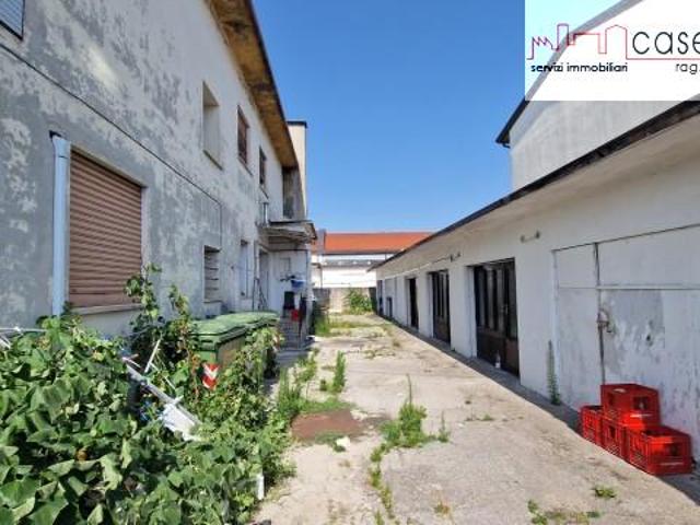 BIFAMILIARE in VENDITA a SACILE di 21 vani