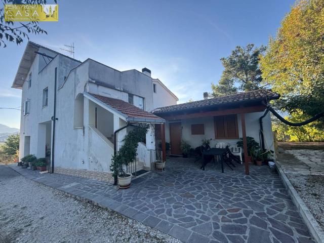 Bifamiliare in vendita a Teramo, Scapriano