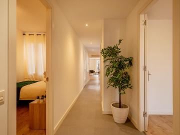 Big 3 bedroom flat with a terrace, near trendy Plaça Reial