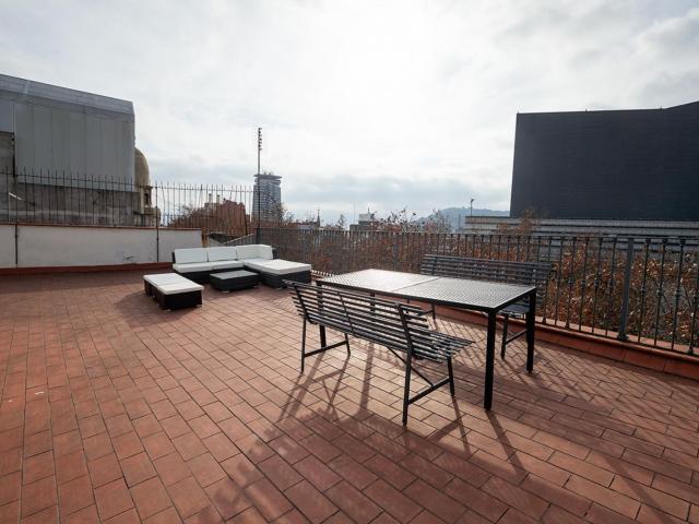 Big 3 bedroom flat with a terrace, near trendy Plaça Reial