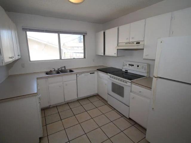 Big 3 bedroom with 2 Car Garage Avaliable — 3 Bedrooms Main Floor