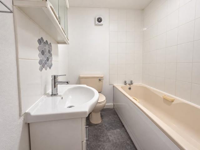 Big, 1 bedroom flat, in front of Maryland station