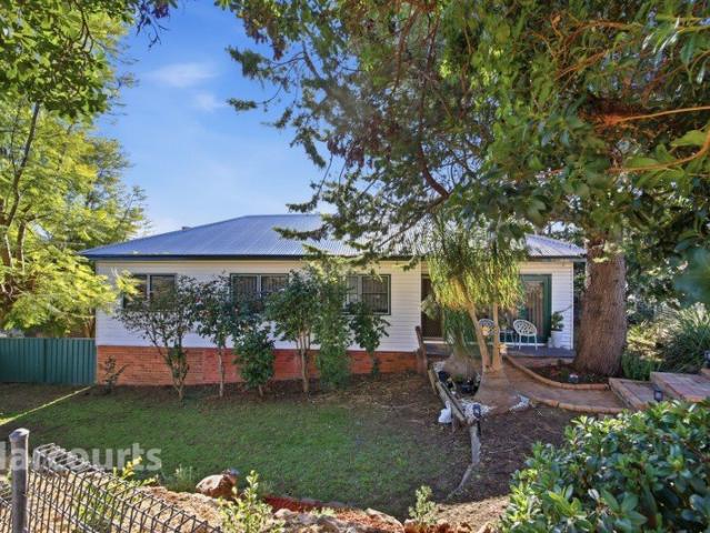 Big Corner 556.4m2, Loaded With Old World Charm