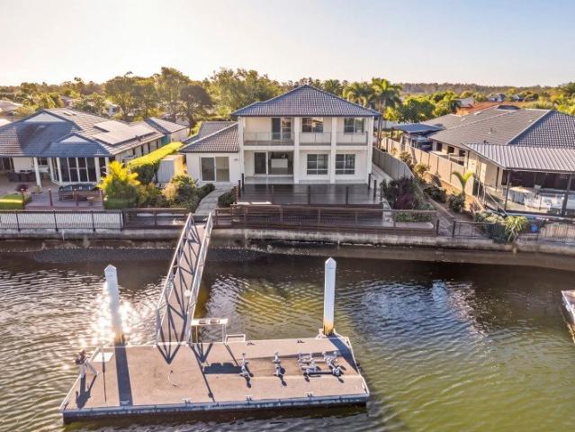 Big and Bold Canal Home When Size Matters
